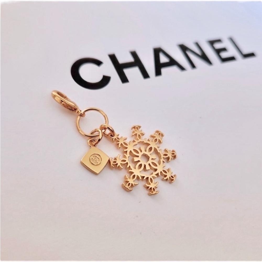 Chanel Snowflake Charm - Picture 5 of 5